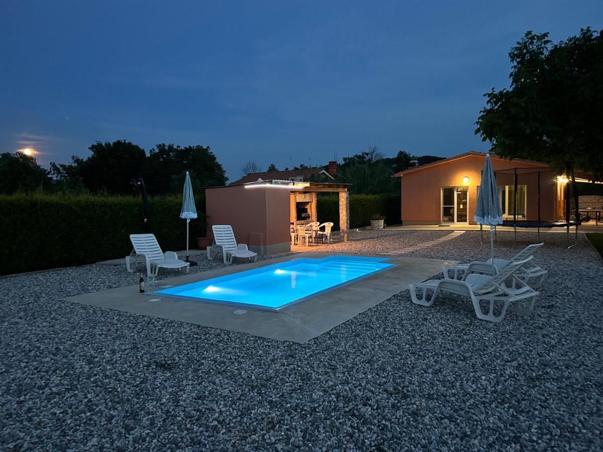 Dora House With Wifi And Outdoor Swimming Pool Villa Pula Bagian luar foto