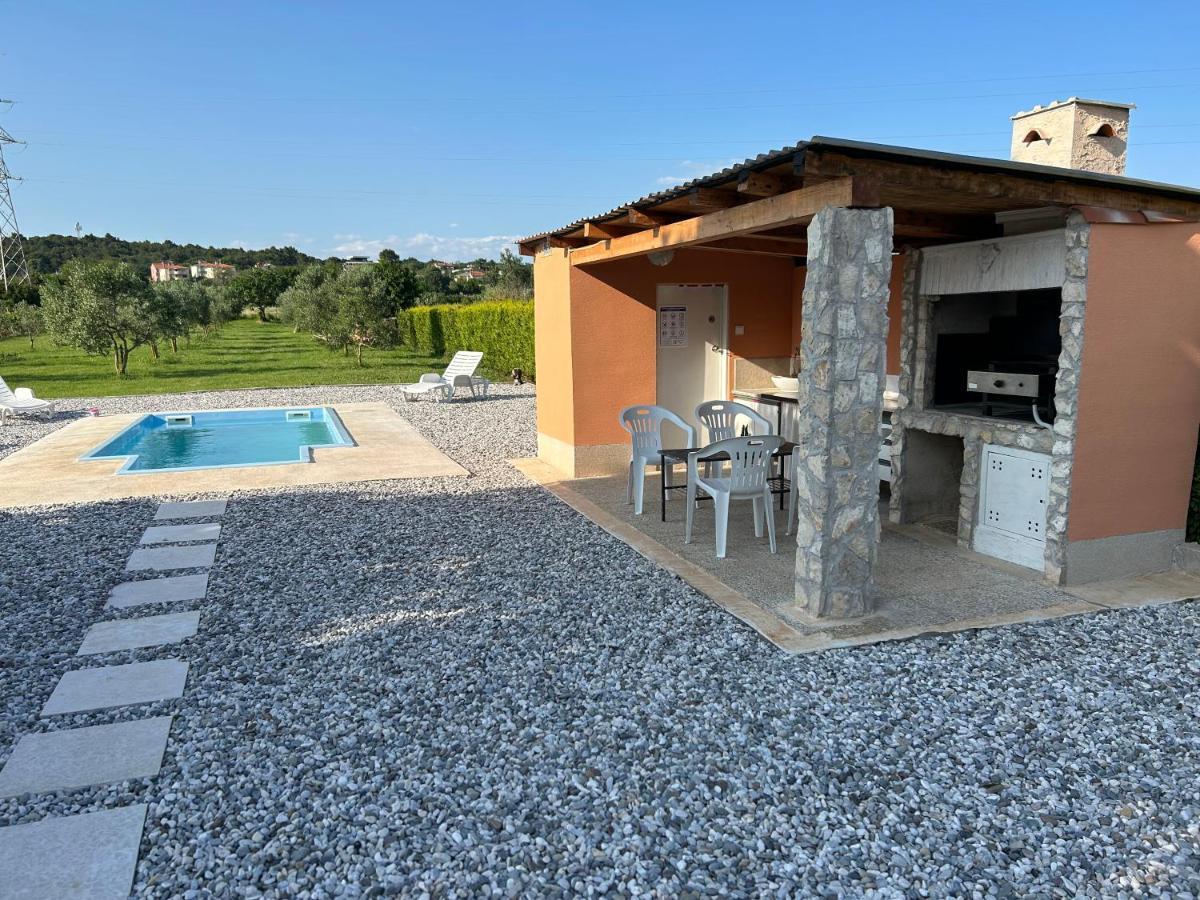 Dora House With Wifi And Outdoor Swimming Pool Villa Pula Bagian luar foto