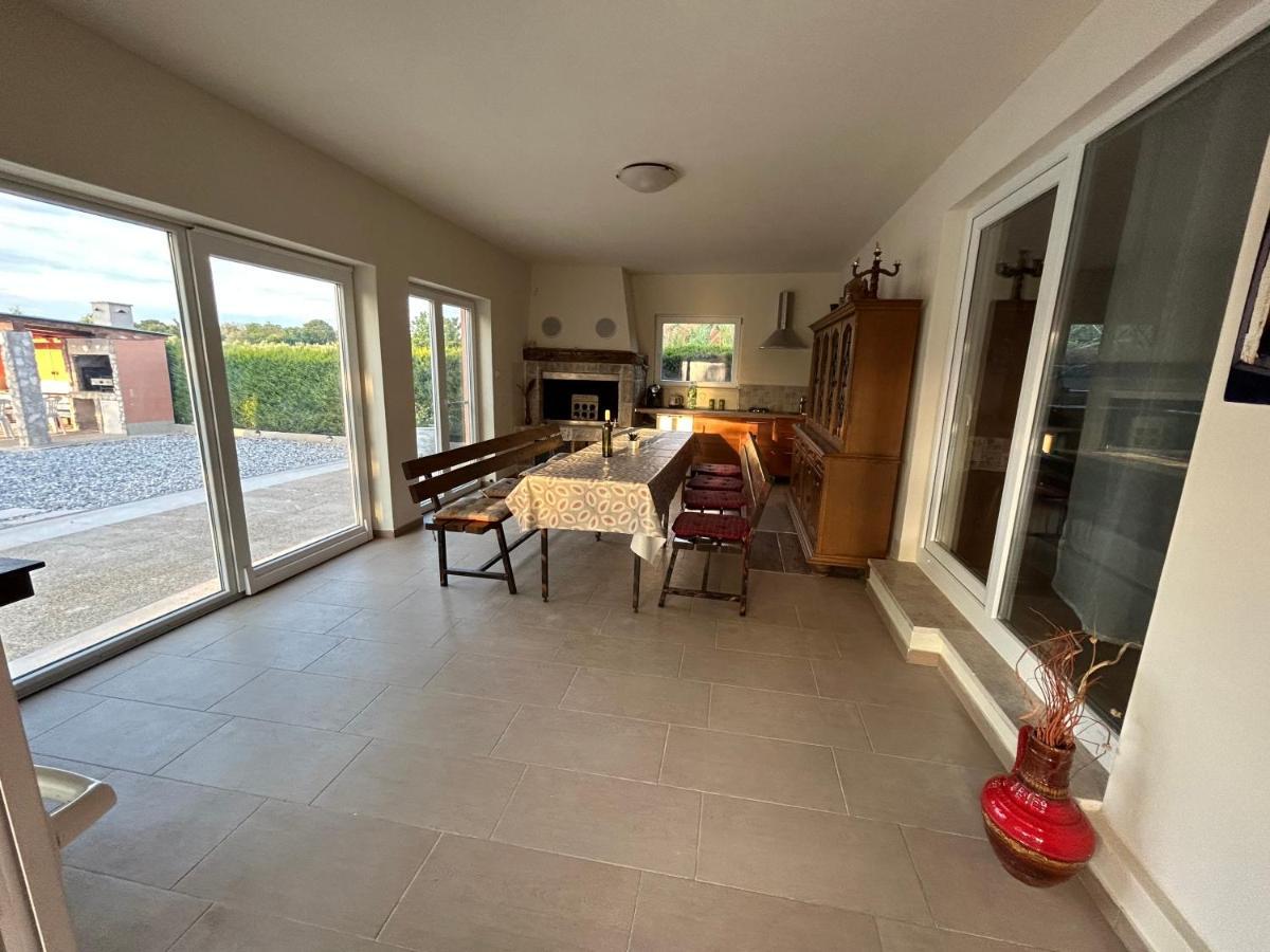 Dora House With Wifi And Outdoor Swimming Pool Villa Pula Bagian luar foto